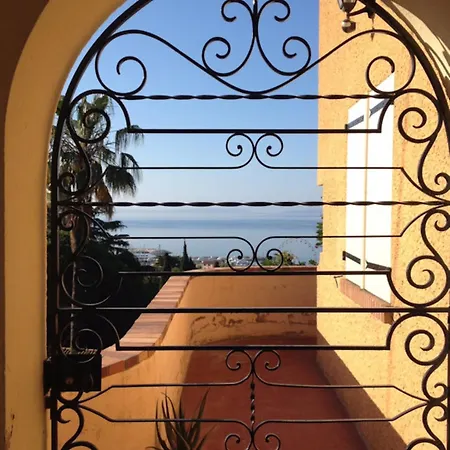 Les Dauphins Couette-café Le Lavandou