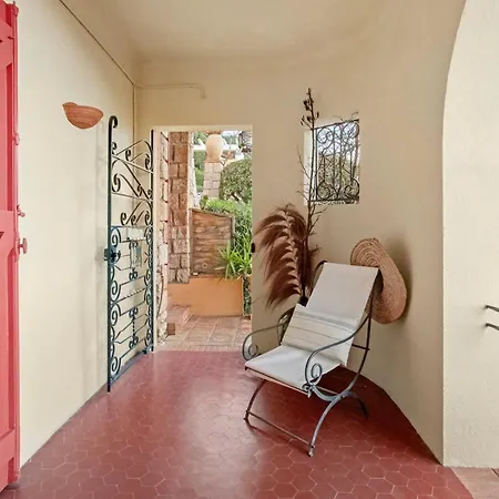 Les Dauphins Bed & Breakfast