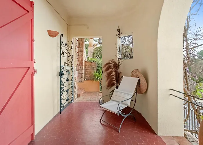 Les Dauphins Bed & Breakfast