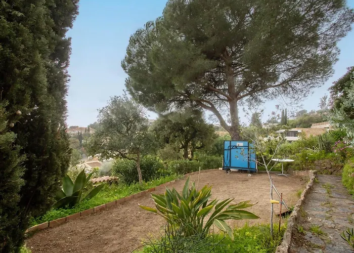 Les Dauphins Bed & Breakfast 4*