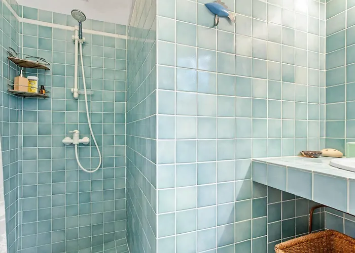 Les Dauphins Bed & Breakfast