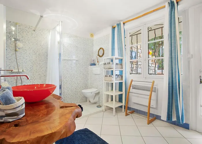 Les Dauphins Bed & Breakfast 4*